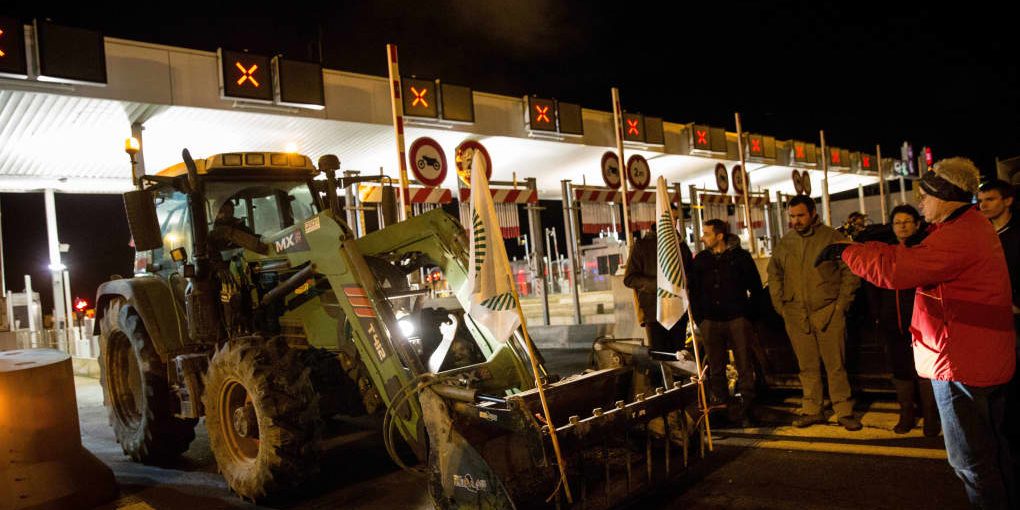 Les agriculteurs ont repris l’A 10 avec leurs tracteurs