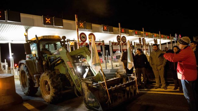 Les agriculteurs ont repris l’A 10 avec leurs tracteurs