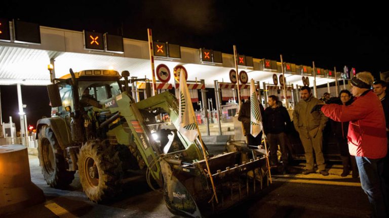Les agriculteurs ont repris l’A 10 avec leurs tracteurs